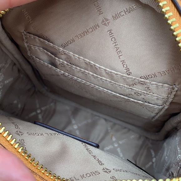 MICHAEL KORS
Jet Set Travel Medium Signature Logo Crossbody Bag
COLOR CIDER - Picture 14 of 16